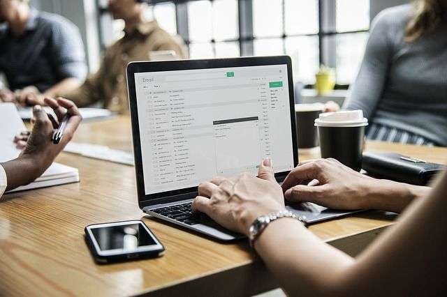 ¿Es mejor contratar a un consultor digital freelance o una agencia de marketing digital?